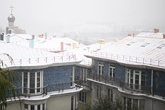 16-летняя девушка получила тяжелые травмы из-за схода снега с крыши школы