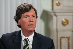 Песков именовал отличие Карлсона от других журналистов