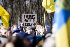 В Германии детям показали ролик про мечтающую попасть на Украину ракету