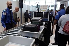 Бортпроводники контрабандой вывезли из США миллионы долларов