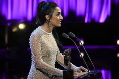 Популярная ведущая пришла на премию в прозрачном платье