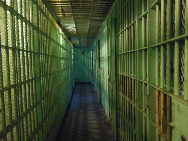 Сообщника разведчиков, убивших девушку в ЛНР, повесили в камере. Он помог найти место в лесу, где ее закопали