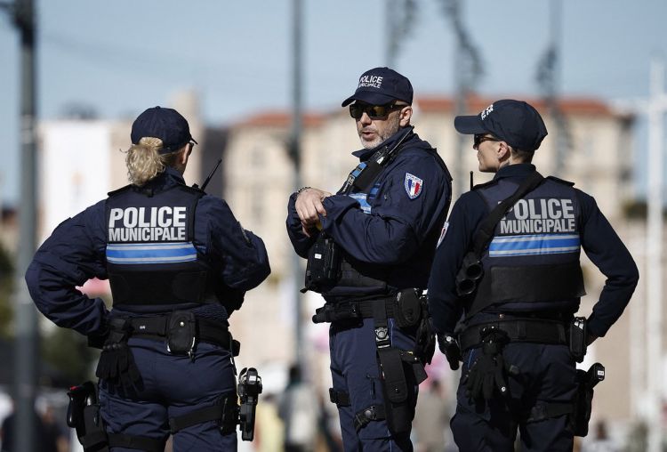 В центр Парижа привезли гробы с плакатом о французах, погибших на Украине