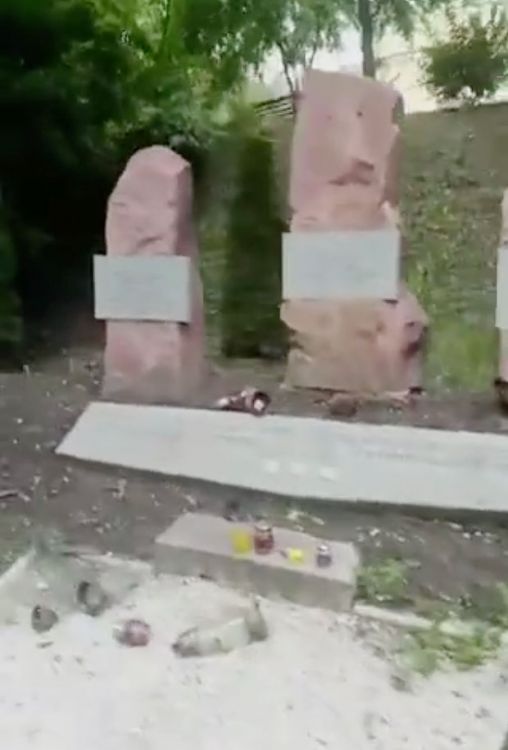 В Киева разгромили могилы бойцов ВСУ