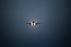 Летевший в Петербург пассажирский самолет экстренно сменил курс и сел в другом месте