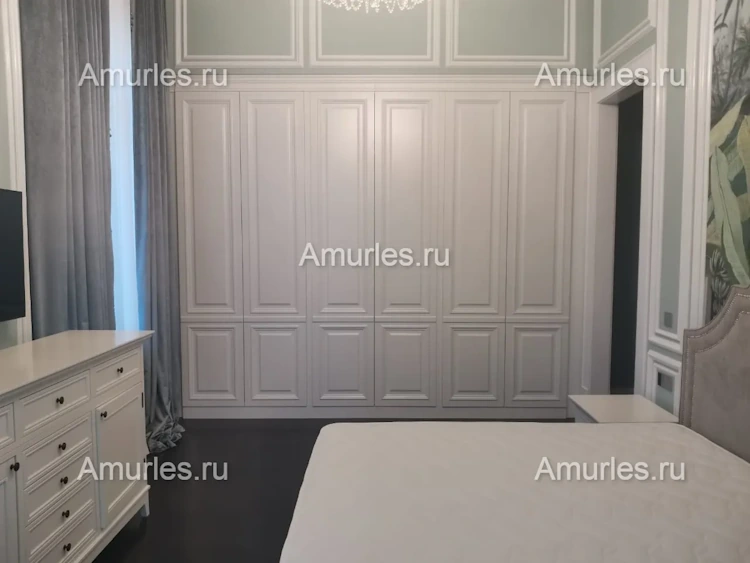 Отделка стен спальни классическими панелями