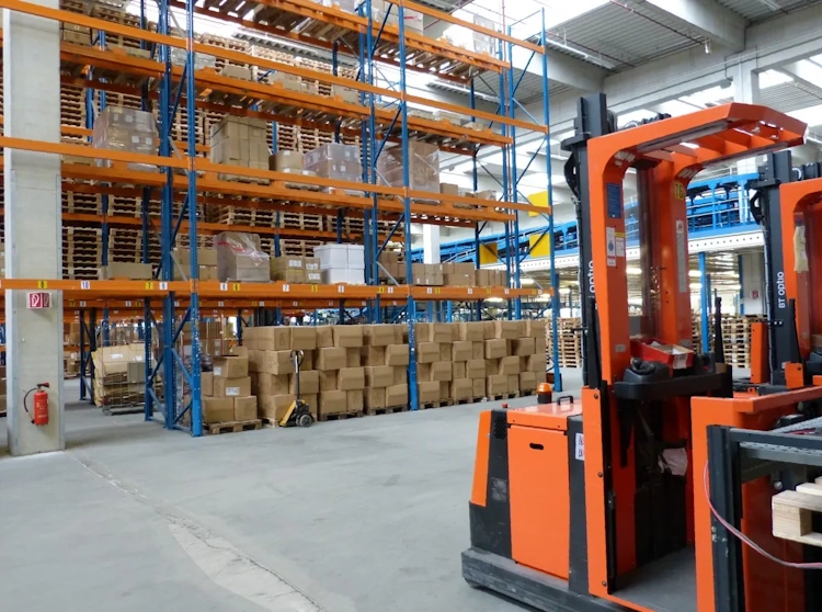 Склад стеллажи погрузчик factory industrial hall logistic