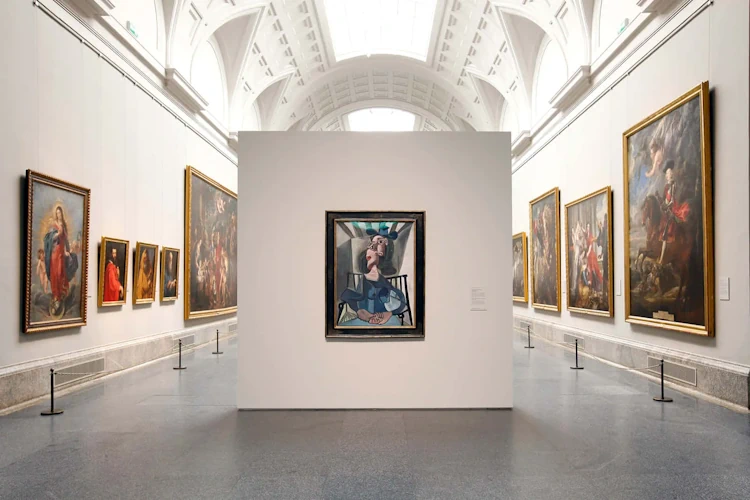 Art gallery interiorwith paintin