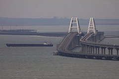 Более 200 автомобилей скопилось в очереди на подъездах к Крымскому мосту