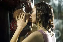 Кирстен Данст раскритиковала поцелуй с Тоби Магуайром в «Человеке-пауке»