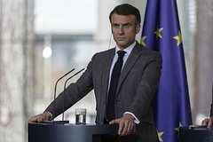 Макрон отказался выступать с наступательными инициативами против России