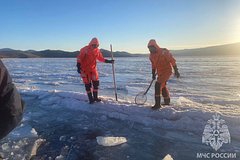 На Байкале в трех километрах от берега под лед провалилось авто с россиянами