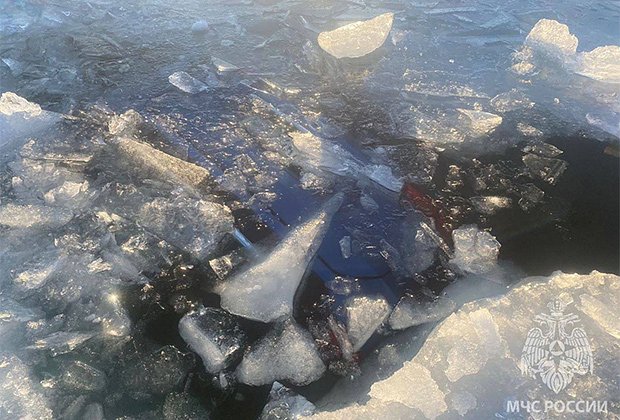 На Байкале в трех километрах от берега под лед провалилось авто с россиянами