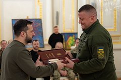 Опрос показал победу Залужного над Зеленским на выборах президента