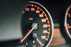 Пара занялась сексом в движущейся машине и попала аварию