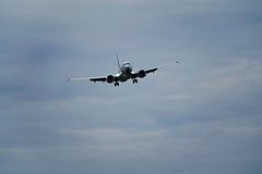 Пассажирский Boeing экстренно сменил курс из-за лопнувшего колеса
