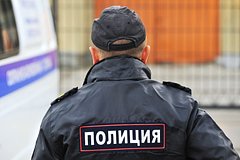 Полицейский доставил россиянина в больницу и получил от него удар ножом в шею