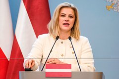 Премьер Латвии допустила отправку военных НАТО на Украину