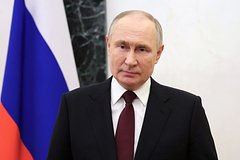 Путин поздравил россиян с Днем защитника Отечества