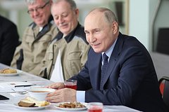 Путина расцеловали