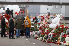 С памятного мемориала у «Крокус Сити Холла» начали убирать свечи