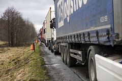 Украинцы дали ответ протестующим польским фермерам. Сгоревшие грузовики и тракторы свозят на границу