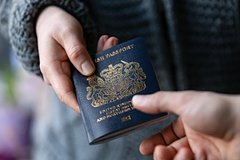 В Британии начали предлагать российским чиновникам гражданство за секреты