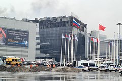 В МЧС заявили о продолжении тушения очагов пожара на крыше «Крокуса»