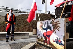 В Польше неизвестные снова высыпали украинское зерно на рельсы