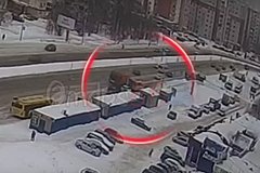 В российском городе мусоровоз на скорости врезался в маршрутку