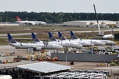 В США Boeing 737 потерял часть внешней обшивки