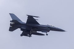 В США заявили об отсутствии нужного числа способных управлять F-16 летчиков
