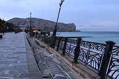 Власти российского города не смогли починить набережную после шторма