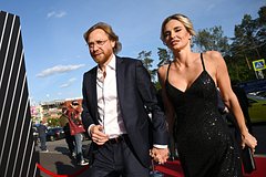 Жена Карпина раскрыла историю о фото с мужем в туалете ресторана