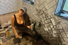 Женщина освоила профессию каменщика и стала вебкам-моделью ради детей